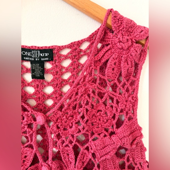 One step up 🩷 Deep Pink vintage 90s open knit floral crocheted vest Whimsy goth - Picture 2 of 3